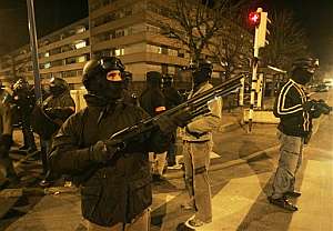 Un grupo de agentes de uniforme y con ropa de calle. (Foto: AP)