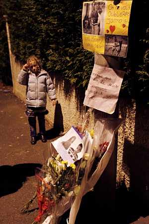 Una ni�a posa junto al lugar donde fallecieron los dos j�vene sel domingo. (Foto: AFP)