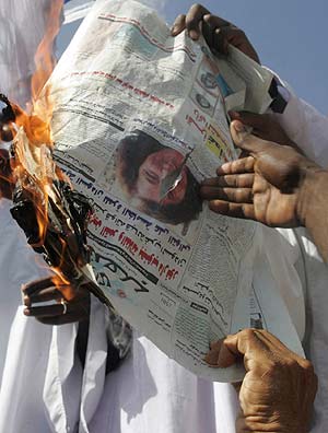 Unos manifestantes queman la foto de la mestra británica, Gillian Gibbons. (Foto: AFP)