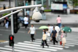 Una cámara de seguridad controla todos los movimientos en una calle de Shenzhen. (Foto: SINOPIX)