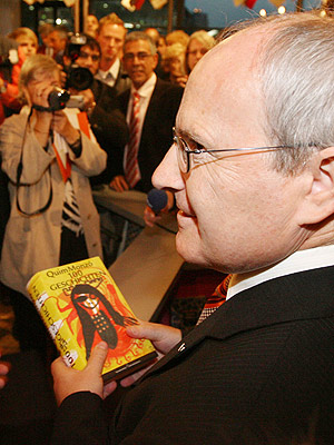 El presidente de la Generalitat, José Montilla, en la Feria del Libro de Fráncfort. (Foto: AFP)