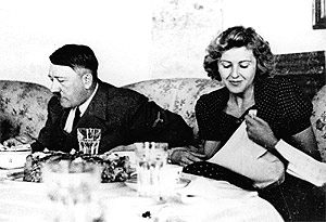 Hitler, en una cena con Braun. (Foto: AP) Hitler, en una cena con Braun. (Foto: AP)