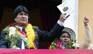 El presidente de Bolivia, Evo Morales, saluda a los bolivianos en La Paz (Foto: AFP)