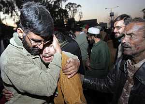 Partidarios de Bhutto lloran su muerte en Rawalpindi, Pakist�n. (Foto: AFP)