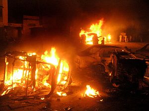 Varios veh�culos arden en Hyderabad. (Foto: AFP)