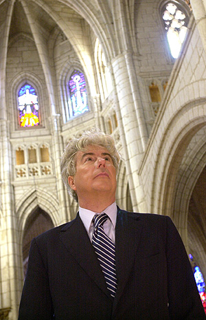 El escritor, en la catedral de Santa Mar&iacute;a de Vitoria. (Foto: Julio Carlos)