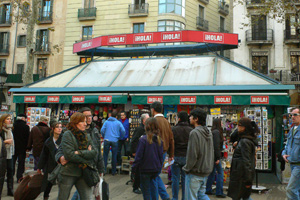 Algunos quioscos han pasado la jornada con normalidad, como éste del centro de Barcelona. (Foto: Joan Manuel Baliellas)