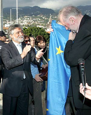 El ministro de Relaciones Exteriores de Portugal entrega la bandera de la UE a su homólogo esloveno. (Foto: EFE)