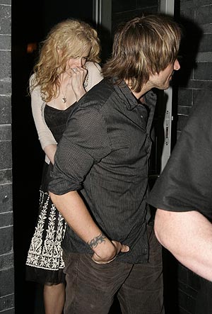 Nicole Kidman y su marido, Keith Urban, este mismo martes, en la puerta de un restaurante en Sydney. (Foto: AP)