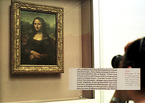 'La Gioconda', en el Louvre, y la incripci&oacute;n que ha confirmado su identidad. (Fotos: AP/REUTERS)