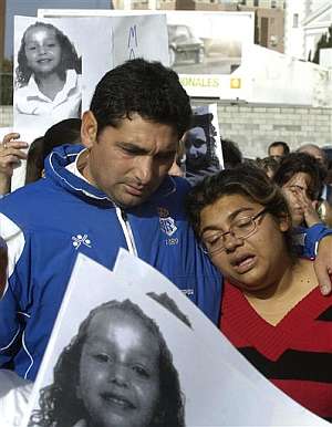 Juan José Cortés e Irene Suárez, padres de Mari Luz Cortés, durante la manifestación del martes. (Foto: AP) Juan José Cortés e Irene Suárez, padres de Mari Luz Cortés, durante la manifestación del martes. (Foto: AP)