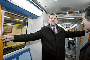 Rajoy, junto a Pedro J. Ramírez, en el Metro hacia la estación de Moncloa.