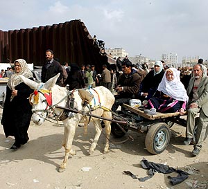 Una familia palestina cruza con un burro la frontera con Egipto. (Foto: EFE)