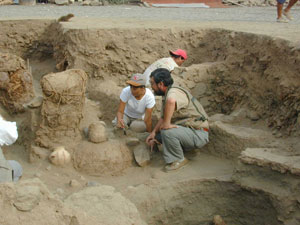 Los arqueólogos examinan una de las momias halladas en Puruchuco. (Foto: Universidad Católica de Lima)