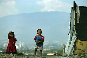 Niños salvadoreños juegan en el basurero en el que viven. (Foto: EFE)