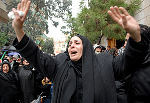 Una familiar se lamenta por las muertes del oficial Ahmad Hamzeh y del compa�ero Mahmoud Ajouz. EFE