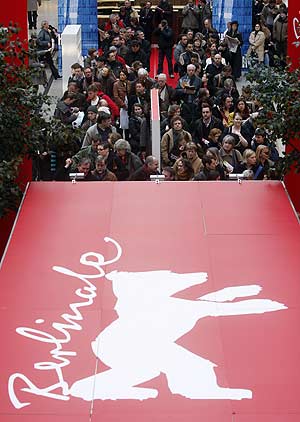 Colas para comprar las entradas para el Festival de Cine de Berl&iacute;n. (Foto: AFP)