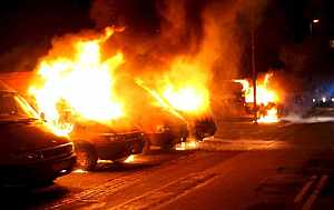 Coches incendiados en un barrio de la capital. (Foto: AP)