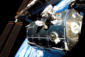 El astronauta alemán Hans Schlegel realiza un paseo espacial en el exterior de la ISS el pasado miércoles. (Foto: REUTERS/NASA) El astronauta alemán Hans Schlegel realiza un paseo espacial en el exterior de la ISS el pasado miércoles. (Foto: REUTERS/NASA)