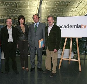 Los responsables de campaña del PSOE, Blanco (c), y del PP, Garc�a Escudero (2d), posan junto a Campo Vidal (d) y Garc�a Campoy.