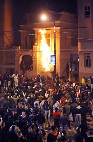 Decenas de serbios atacan la Embajada de EEUU en Belgrado. (Foto: AFP)