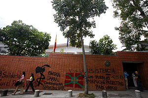 Imagen de la fachada de la embajada española tras el ataque. (Foto: EFE)