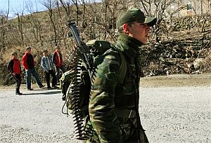 Un soldado turco patrulla una zona del Kurdistán. (Foto: AP)