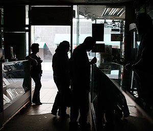 Varias personas siguen comprando pese al apagón en una tienda de Miami. (Foto: AFP)