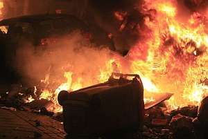 Una barricada con contenedores quemados. (Foto: EFE)