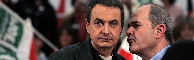 Chaves comunica a Zapatero el atentado en Mondragón. (Foto: REUTERS)