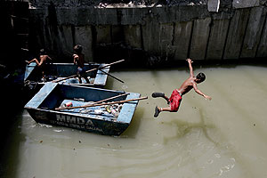 Unos niños se bañan en un río contaminado al sur de Manila (Filipinas). (EFE)