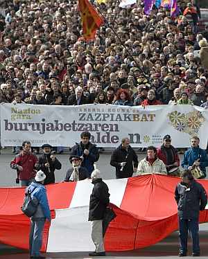 Una gran ikurriña preside la marcha hacia Hendaya. (Foto: EFE) Una gran ikurriña preside la marcha hacia Hendaya. (Foto: EFE)