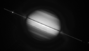 Imagen de Saturno con los anillos 'de canto' captada por el 'Hubble' en 1995. (Foto: NASA)