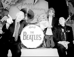 A la izqa, George Martin; a la dcha, Neil Aspinall, en 1995. (Foto: REUTERS)