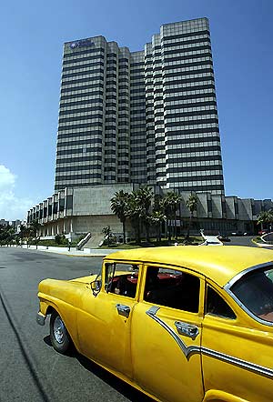 Un taxi pasa por delante del hotel de la cadena española Meliá situado en La Habana. (Foto: REUTERS)