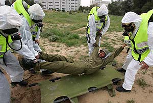 Rescate ante un ataque químico. Parte del ejercicio de emergencia. (Foto: AP)