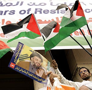 Banderas palestinas y carteles del líder de Hizbulá en una protesta en Egipto. (Foto: AP)