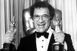 Pollack, al recibir los Oscar por 'Memorias de &Aacute;frica'. (Foto: AP)