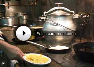 Vea cómo se cocina en Casa Lucio. (Vídeo: David Domínguez)