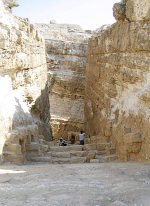 Ruinas de la entrada a la cuarta pirámide en Giza. (Foto: Rosa M. Tristán)