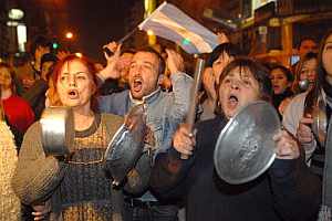 Manifestantes con cacerolas en Buenos Aires. (EFE)