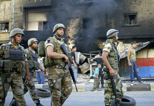 Soldados patrullando una calle después de los enfrentamientos en Trípoli. (Foto: REUTERS).