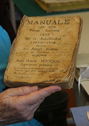 Manual de catecismo y sermones que data del 1721. (Foto: Alejandro Cherep)