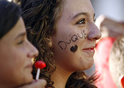 Una 'fan' aguarda la llegada del 'Duque'. (Foto: A. Di Lolli)