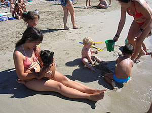 Varios niños y voluntarias de Horizontes Abiertos en la playa de Moraira. (Foto: M.N.) Varios niños y voluntarias de Horizontes Abiertos en la playa de Moraira. (Foto: M.N.)