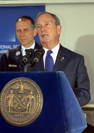 El alcalde de la ciudad de Nueva York, Michael R. Bloomberg, habla en el acto de conmemoraci&oacute;n del 11-M. (Foto: AP).