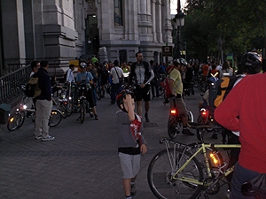 Uno de los ni�os espera en Cibeles el inicio de la marcha, que en esta ocasi�n quer�a reivindiar la bici como un medio de transporte ideal para ir al colegio. (Foto: L. G.)