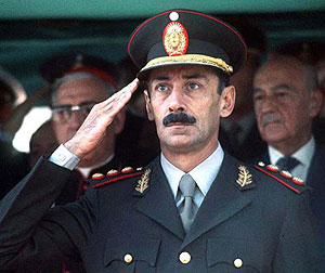 Videla, durante una ceremonia militar celebrada por la dictadura. (Foto: REUTERS)