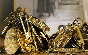 Imagen de las primeras llaves que abrían las habitaciones y las suites. (Foto: Carlos Alba)