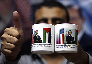 Un comerciante palestino muestra dos tazones con imágenes de Obama en una tienda de Gaza. (Foto: AP)